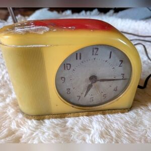 Westclox Bakelite clock yellow, clock works but light doesn't.
